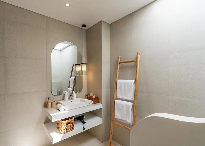 Luva - Stylish 4br Pool Oasis Pererenan Villa Canggu (Bali)