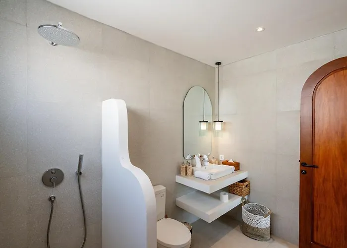 Villa Luva - Stylish 4br Pool Oasis Pererenan *